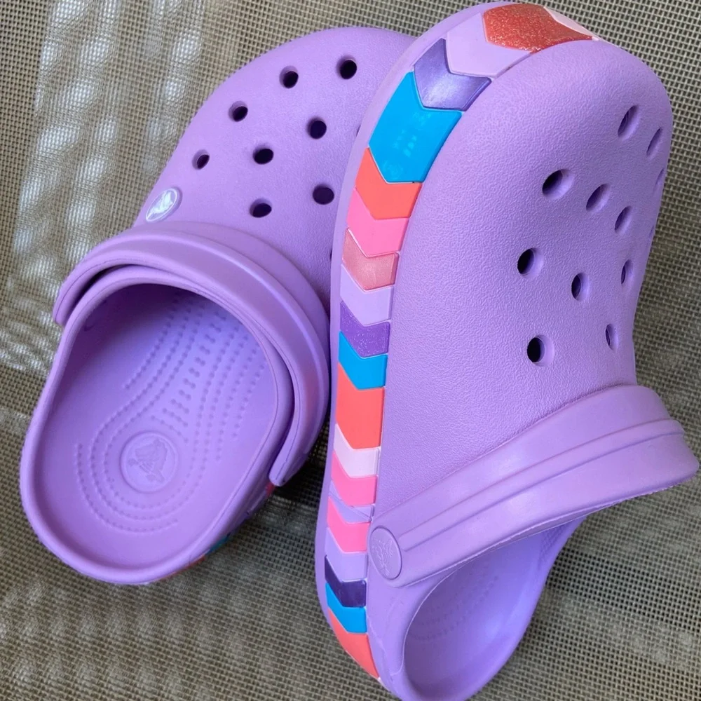 NWT CROCS (Sz-GS Kids/J1-2)Super Cute Purple Sandals w/Colorful Border Accent💜🩷